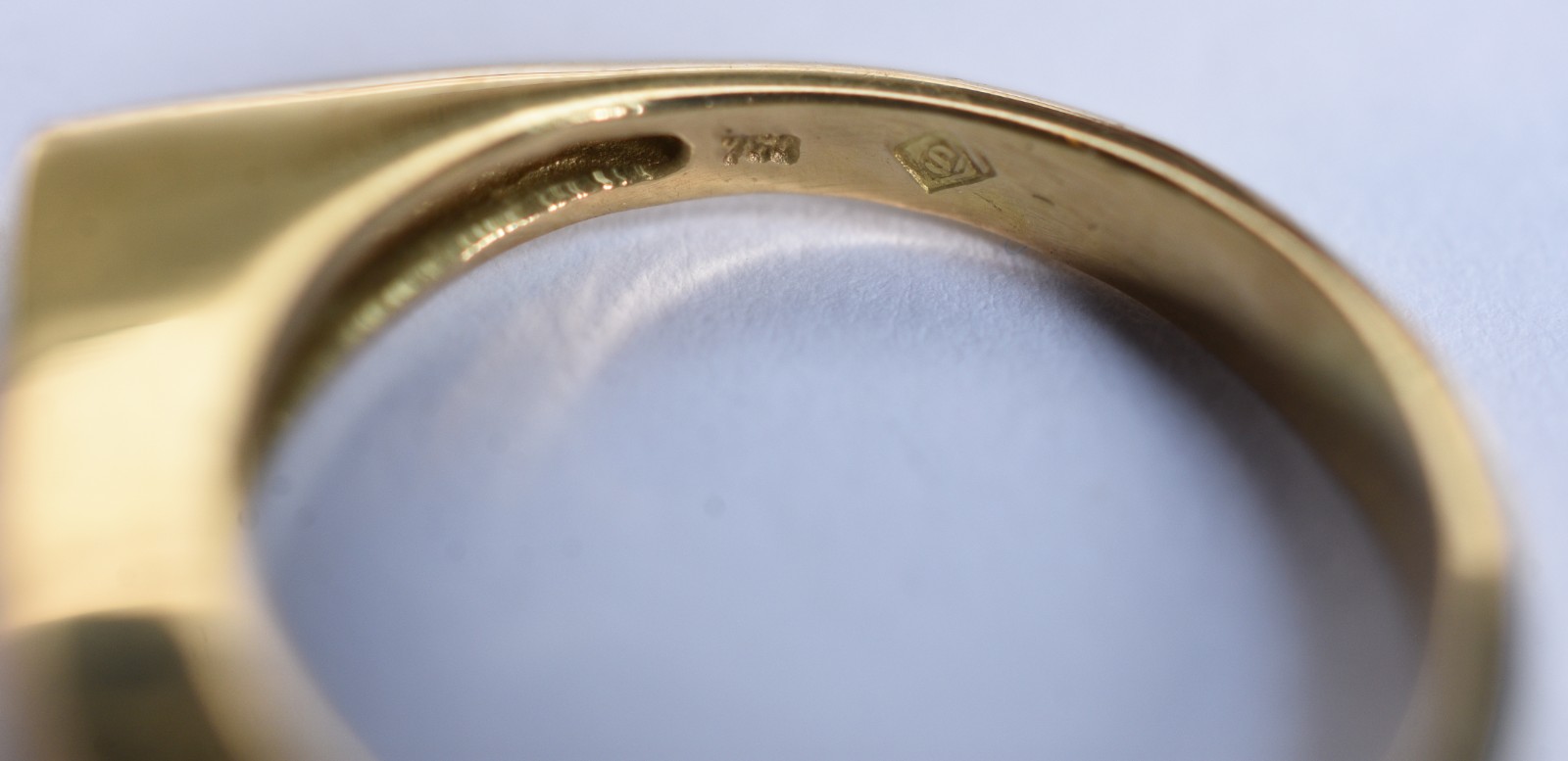 Anel de ouro 18k com um brilhante, aro 12 (Por motivos de segurança a... - foto 5 de 6