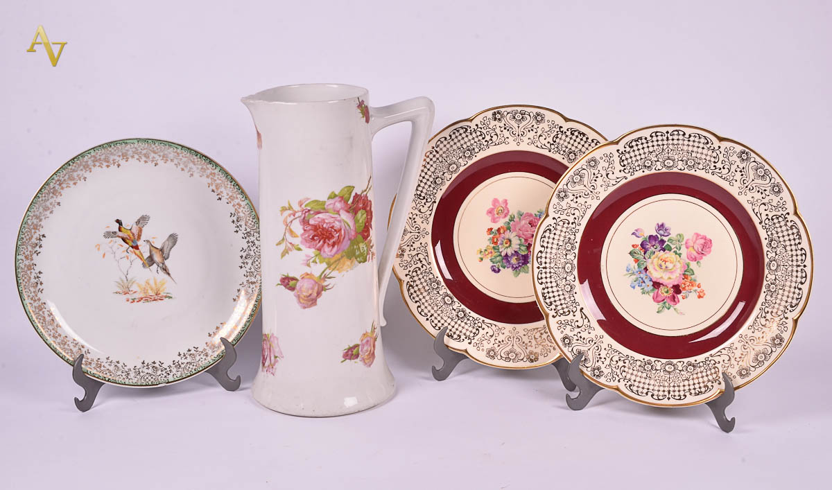 Quatro peças de porcelana, sendo Três pratos decorativos( 25,28,28...