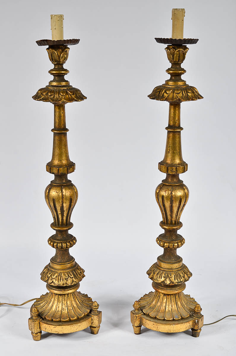 Par de abatjoures feitio tocheiros de madeira dourada. Alt. 75 cm.