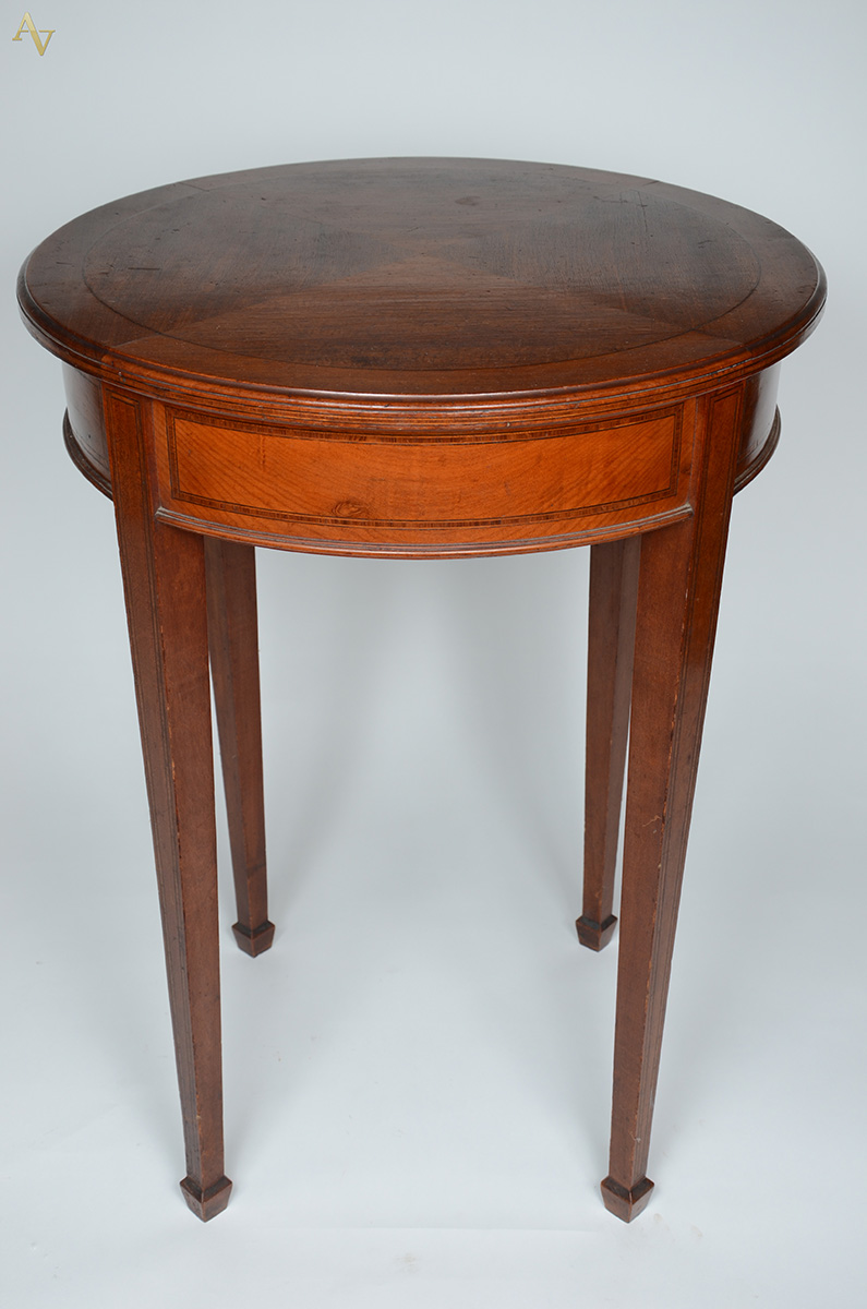 Mesa redonda de madeira nobre filetada, diâmetro 60 cm. altura 82 cm.