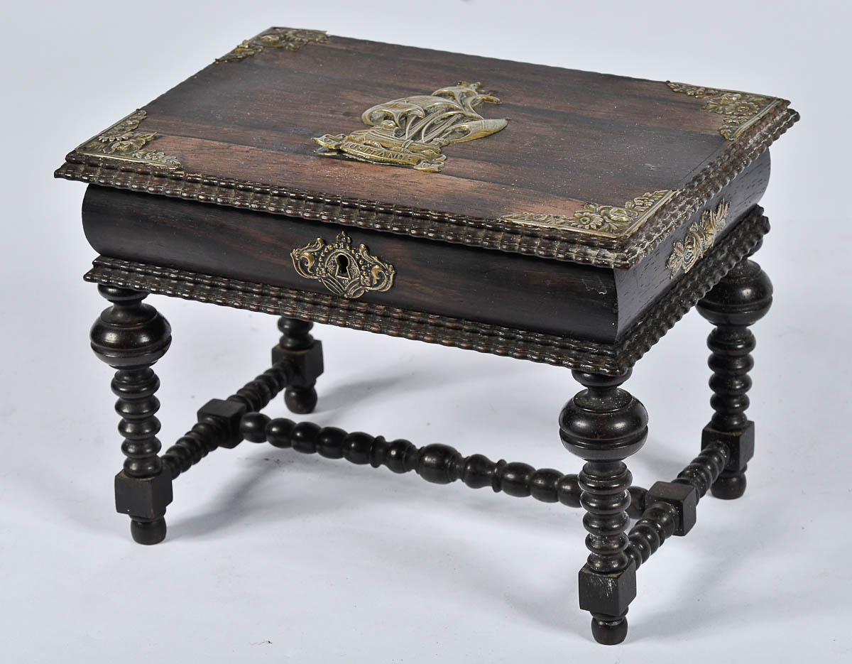 Caixa de jacarandá com pés torneados e caravela de prata. Alt. 15 cm...