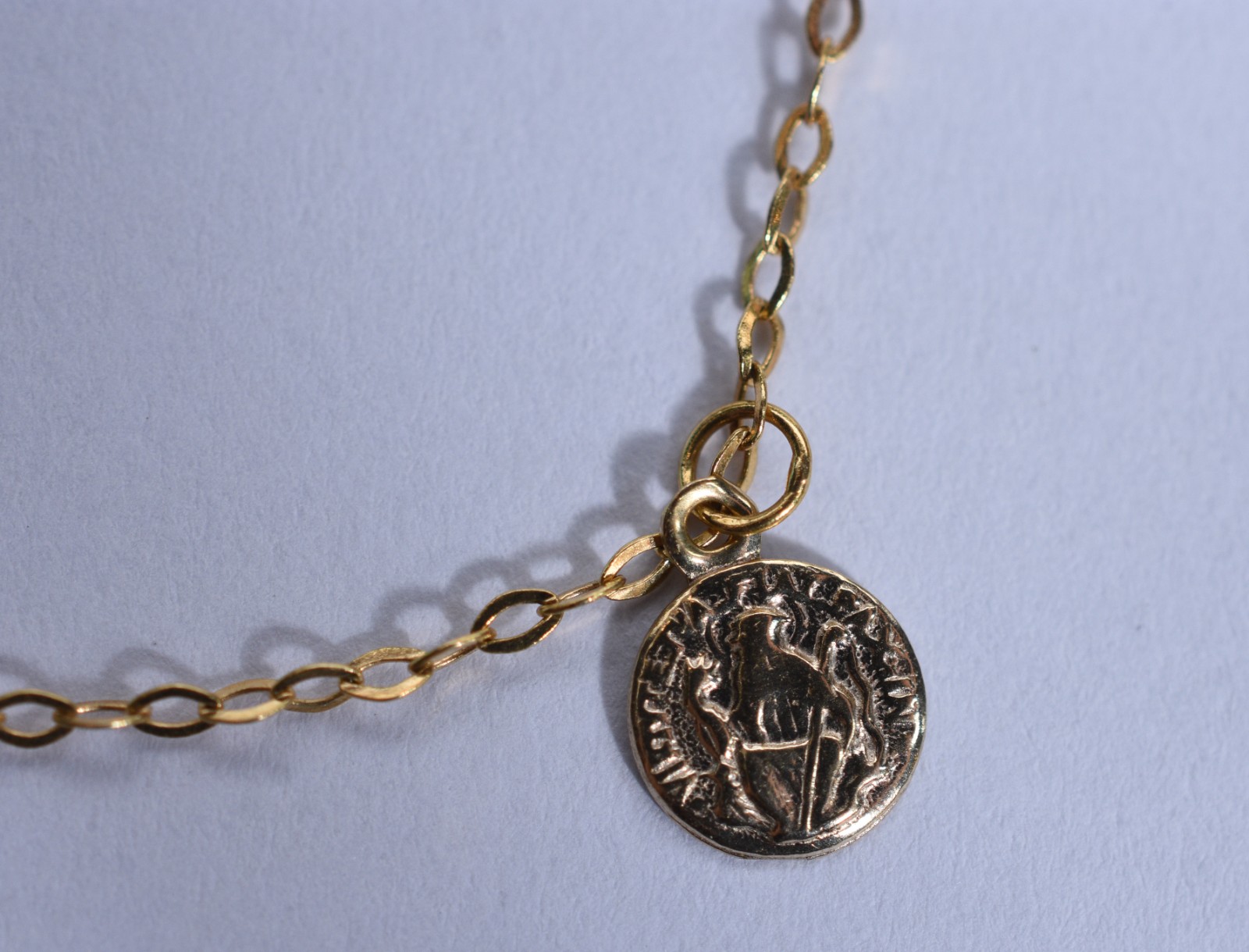 Tornozeleira de ouro 18 k, contraste 750 com pendentes (Por motivos... - foto 4 de 7