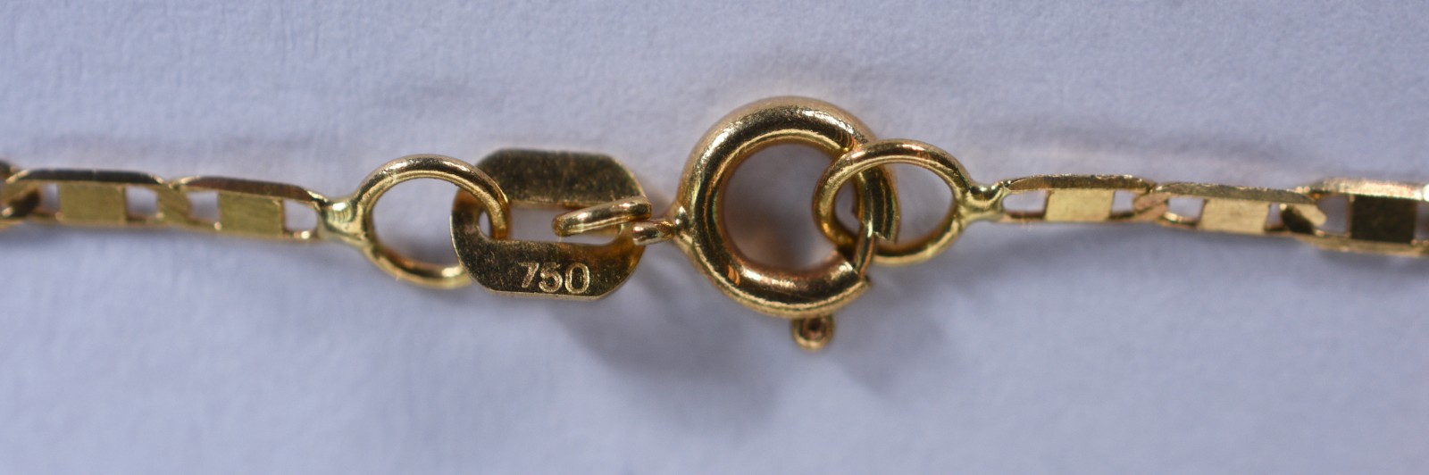 Colar de ouro 18 k, contraste 750 no feitio lâmina e um pingente na... - foto 4 de 5