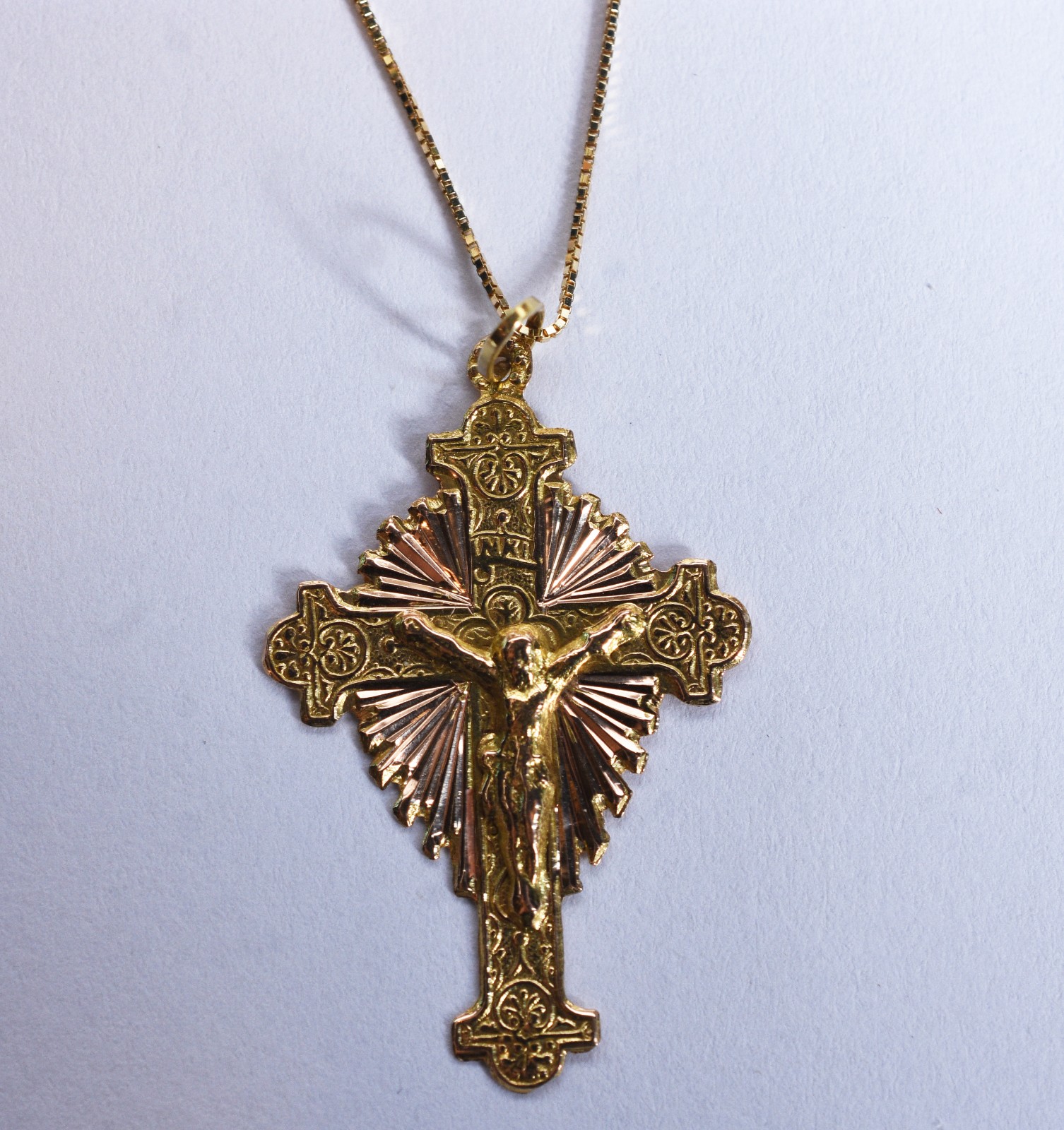 Colar de ouro 18 k, contraste 750 com Cristo crucificado (Por motivos... - foto 1 de 6