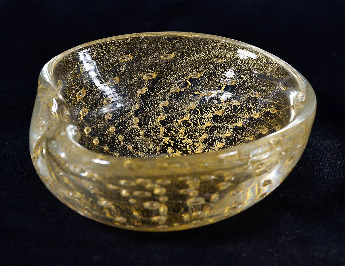 SEGUSO. BOWL - em vidro de murano, decorado com avventurine de ouro e...