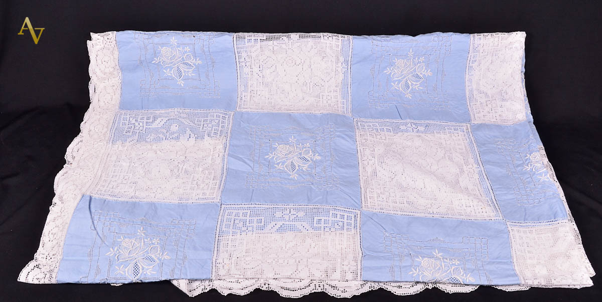Toalha de linho na cor azul com renda branca. Med. 218 x 167.