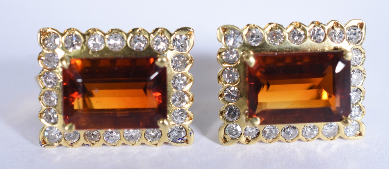 Par de brincos de ouro 18 k com 48 brilhantes (Por motivos de... - foto 2 de 6