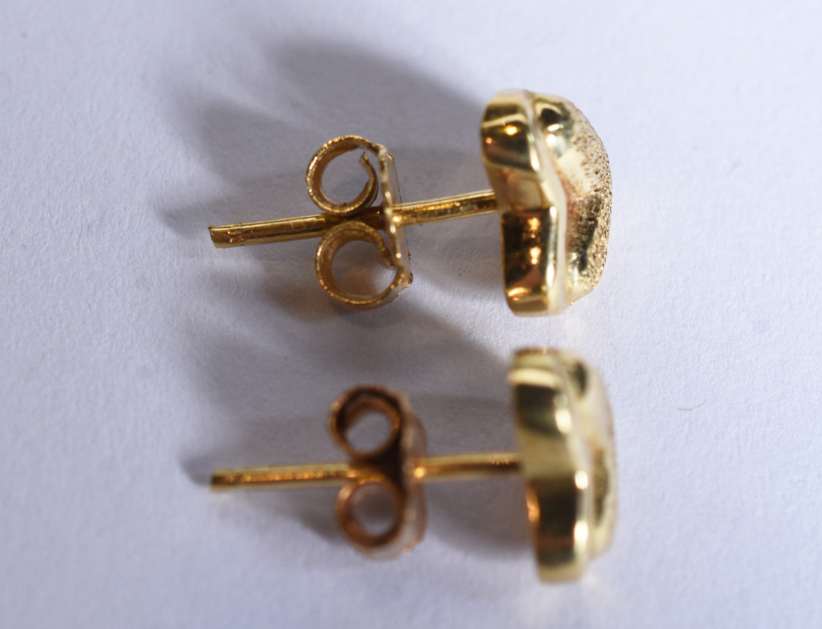Par de brincos de ouro 18k, contraste 750 no feitio coração (Por... - foto 4 de 5