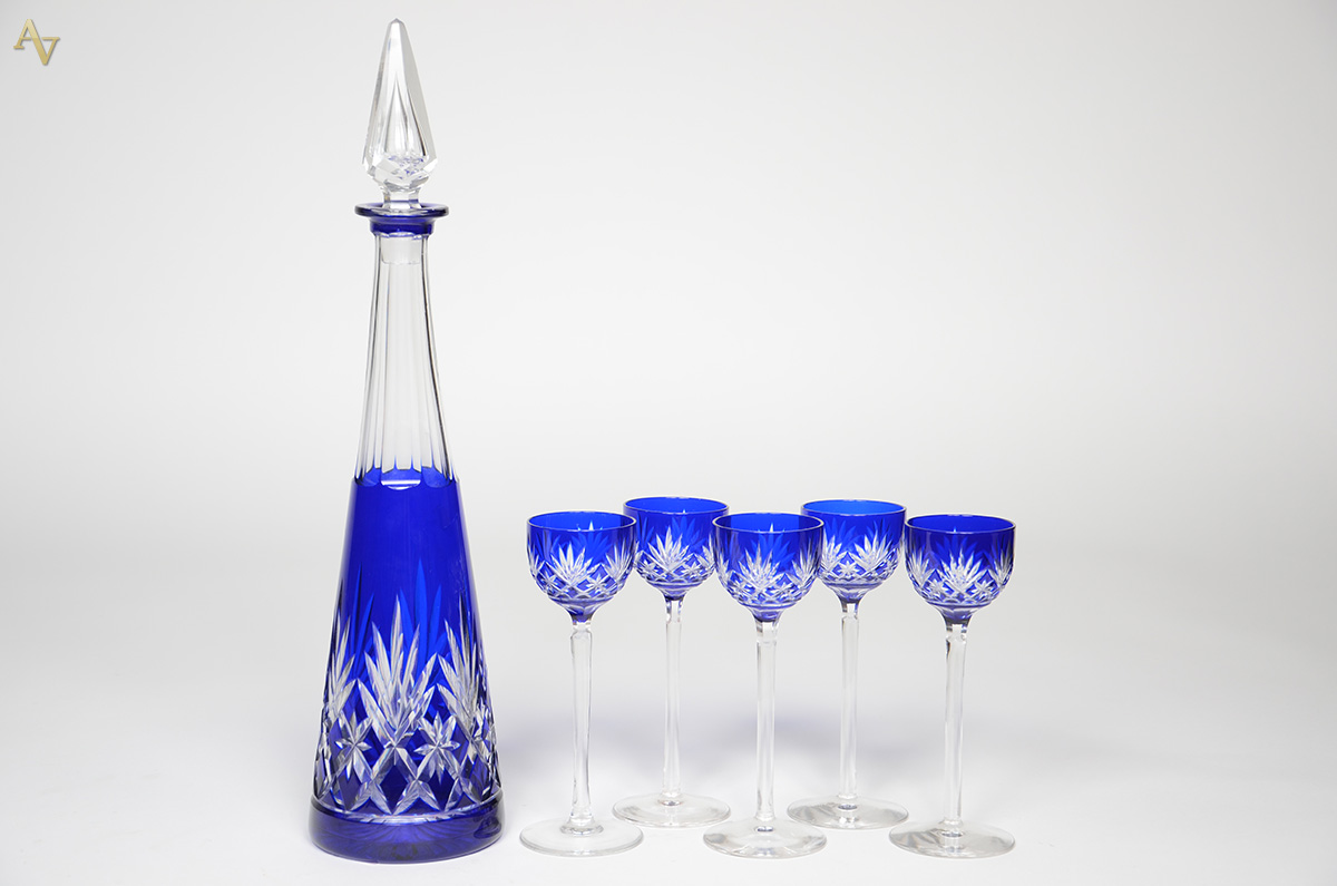 Licoreira de cristal francês lapidado doublé azul e cinco cálices... - foto 1 de 2