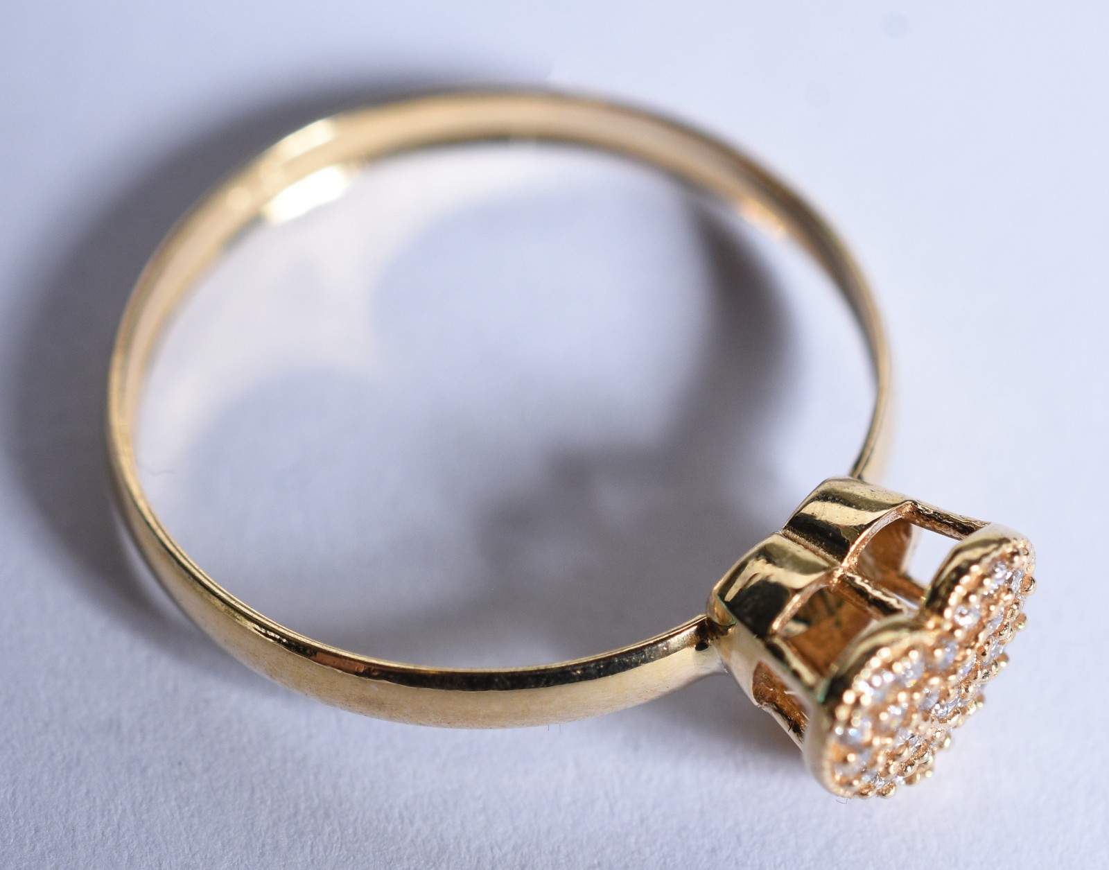 Anel de ouro 18 k, contraste 750 feitio coração com safiras brancas... - foto 2 de 7