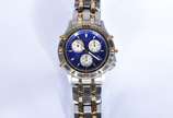 Bulova (1875),  - Relógio de pulso cronógrafo, modelo marina, pulseira e caixa em aço com detalhes dourados, fundo azul. Acompanha caixa (Por motivos de segurança a peç