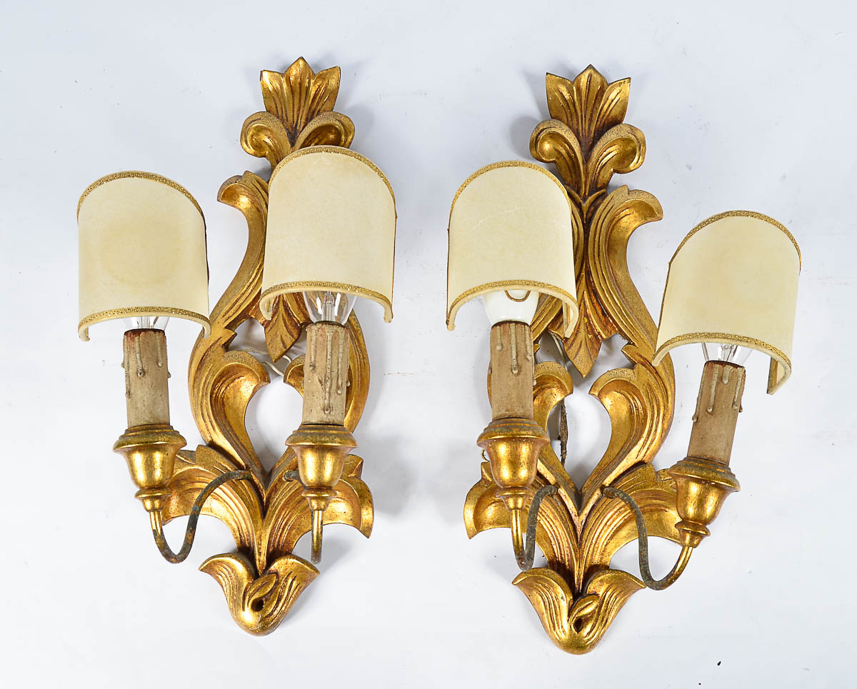 Par de apliques de madeira dourada para 2 luzes cada. Larg. 24 cm...