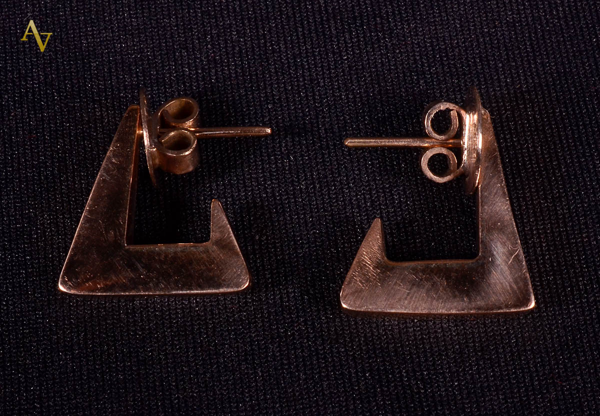 Par de brincos pequenos de ouro 18 k na forma de triangulo. Peso. 6.3...