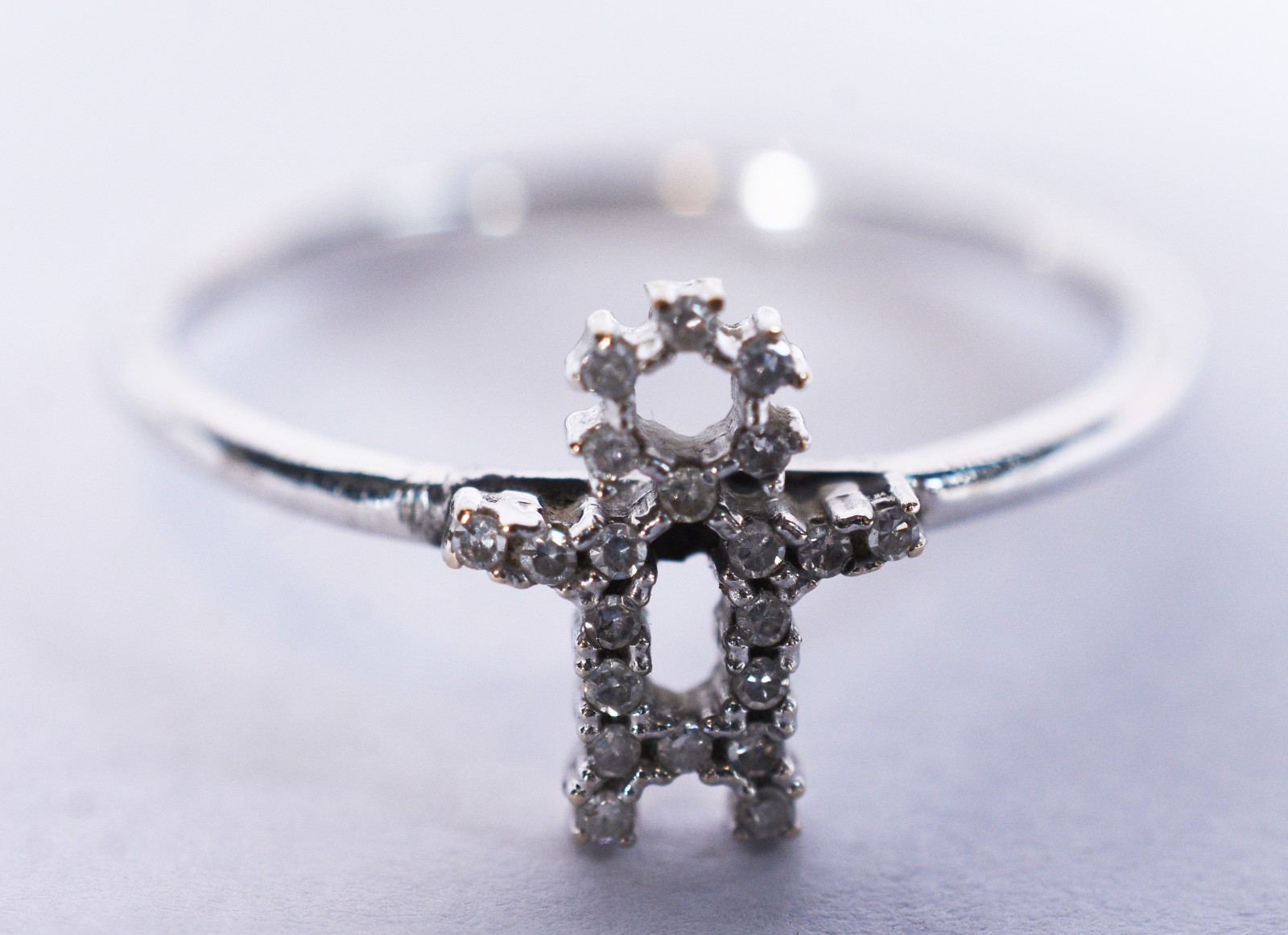 Anel de ouro branco contraste 750, cravejado de diamantes, aro 17... - foto 2 de 6