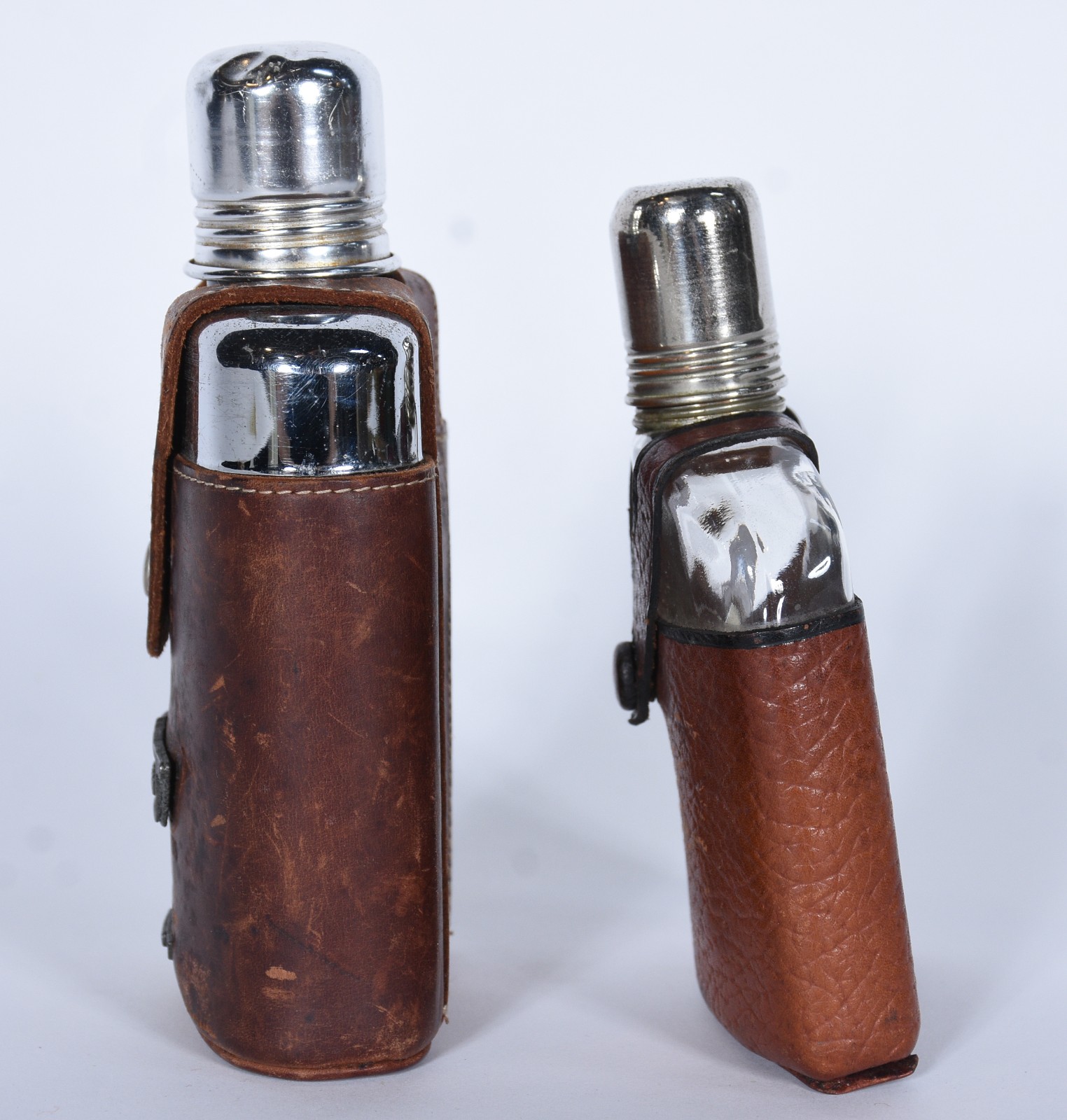 Dois porta bebidas sendo um de metal revestido de couro com marcas do... - foto 4 de 7