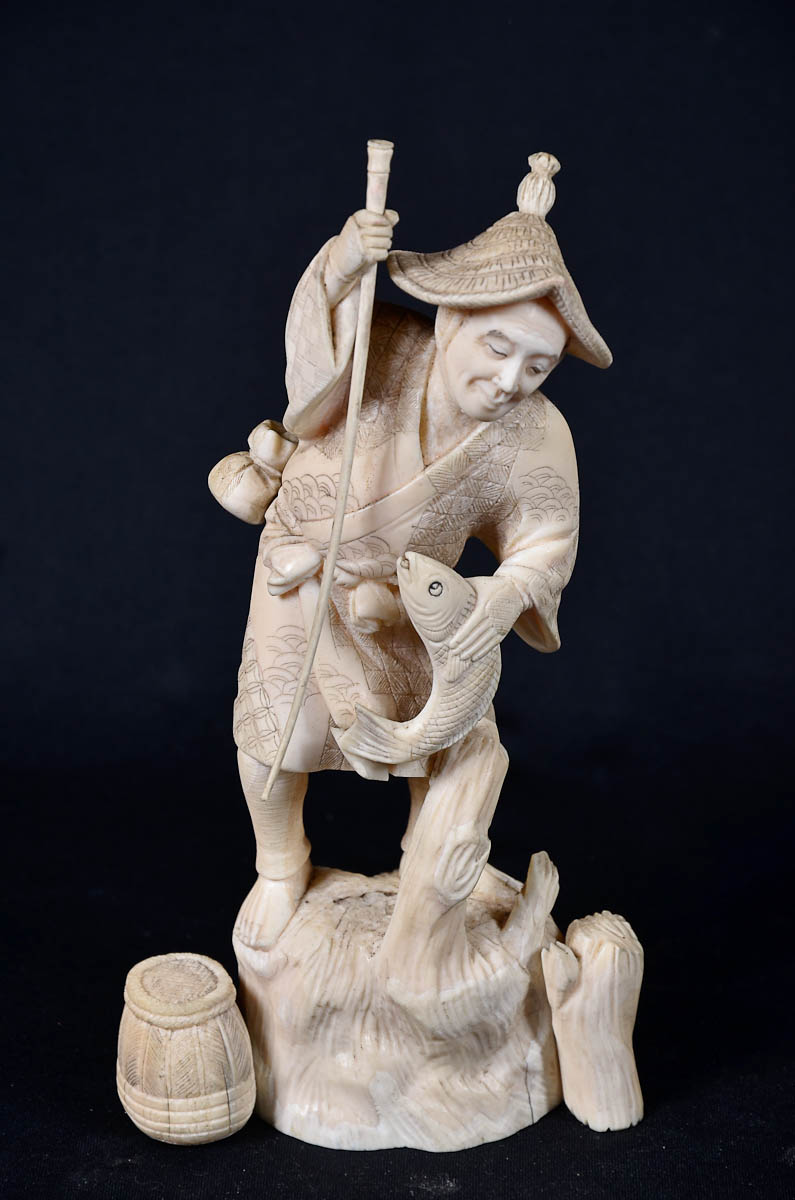 Estatueta de marfim repres. Pescador. Alt. 22 cm.