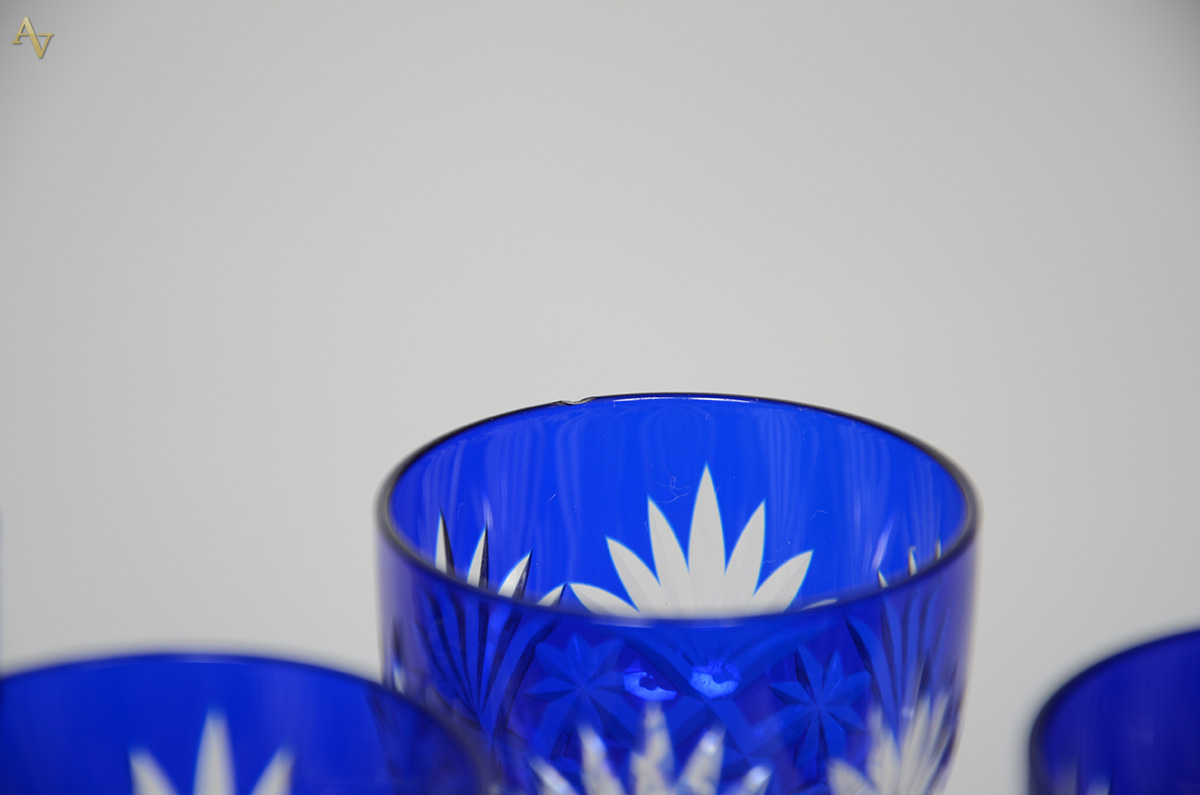Licoreira de cristal francês lapidado doublé azul e cinco cálices... - foto 2 de 2