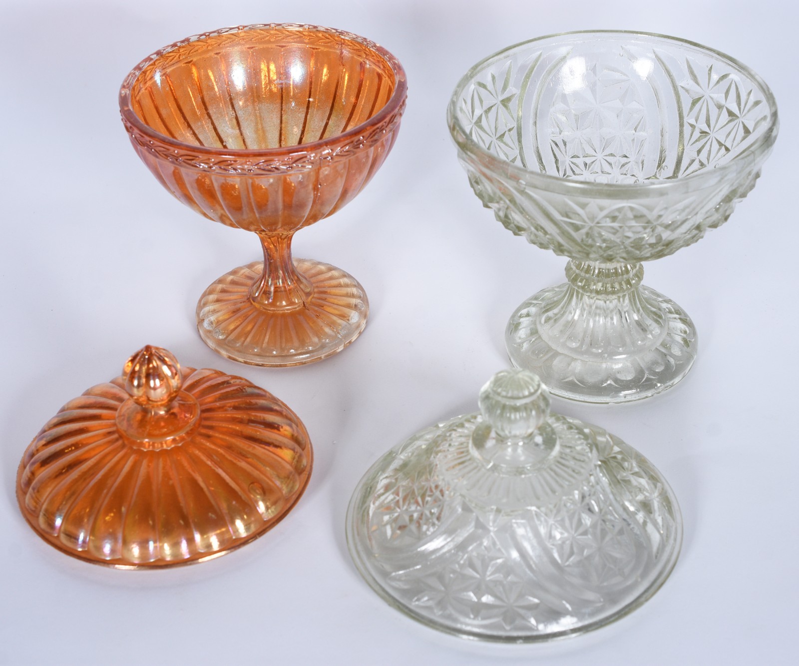 Duas compoteiras de vidrão trabalhado, sendo uma "Carnival Glass" e... - foto 2 de 10