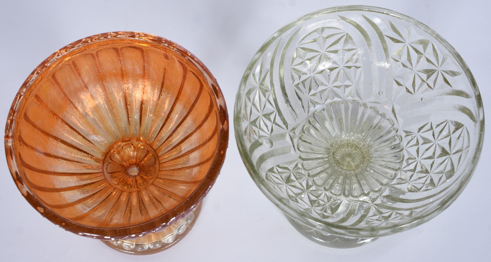 Duas compoteiras de vidrão trabalhado, sendo uma "Carnival Glass" e... - foto 3 de 10
