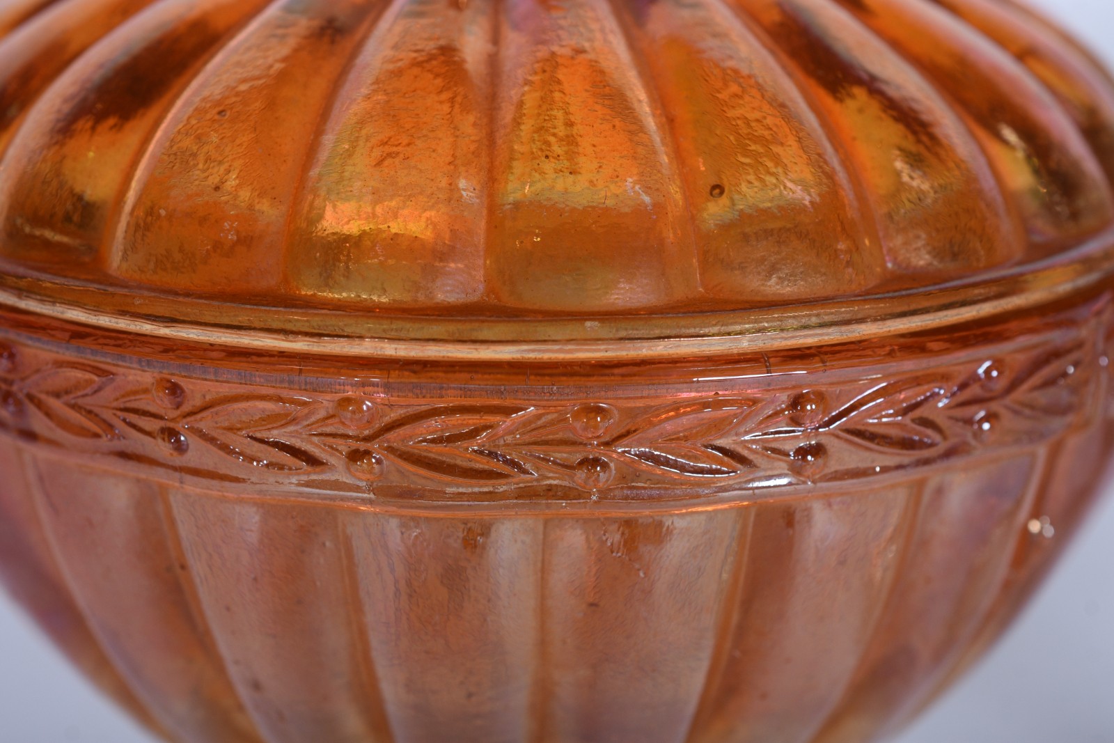 Duas compoteiras de vidrão trabalhado, sendo uma "Carnival Glass" e... - foto 9 de 10