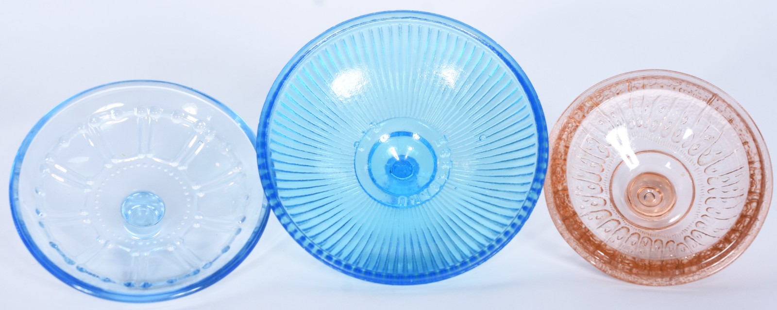 Três bombonieres de vidro trabalhado, sendo duas na cor azul e uma... - foto 5 de 9