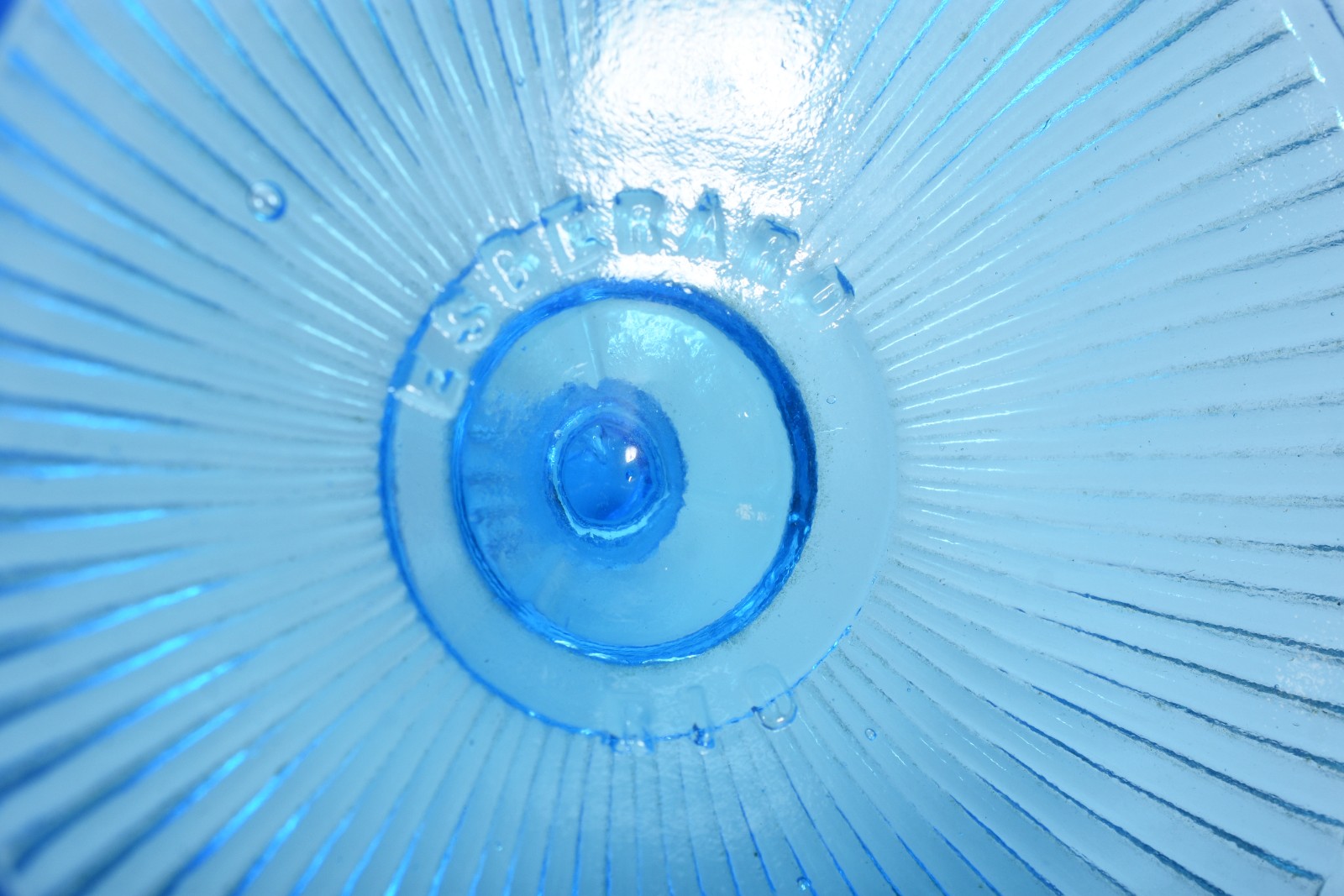 Três bombonieres de vidro trabalhado, sendo duas na cor azul e uma... - foto 7 de 9