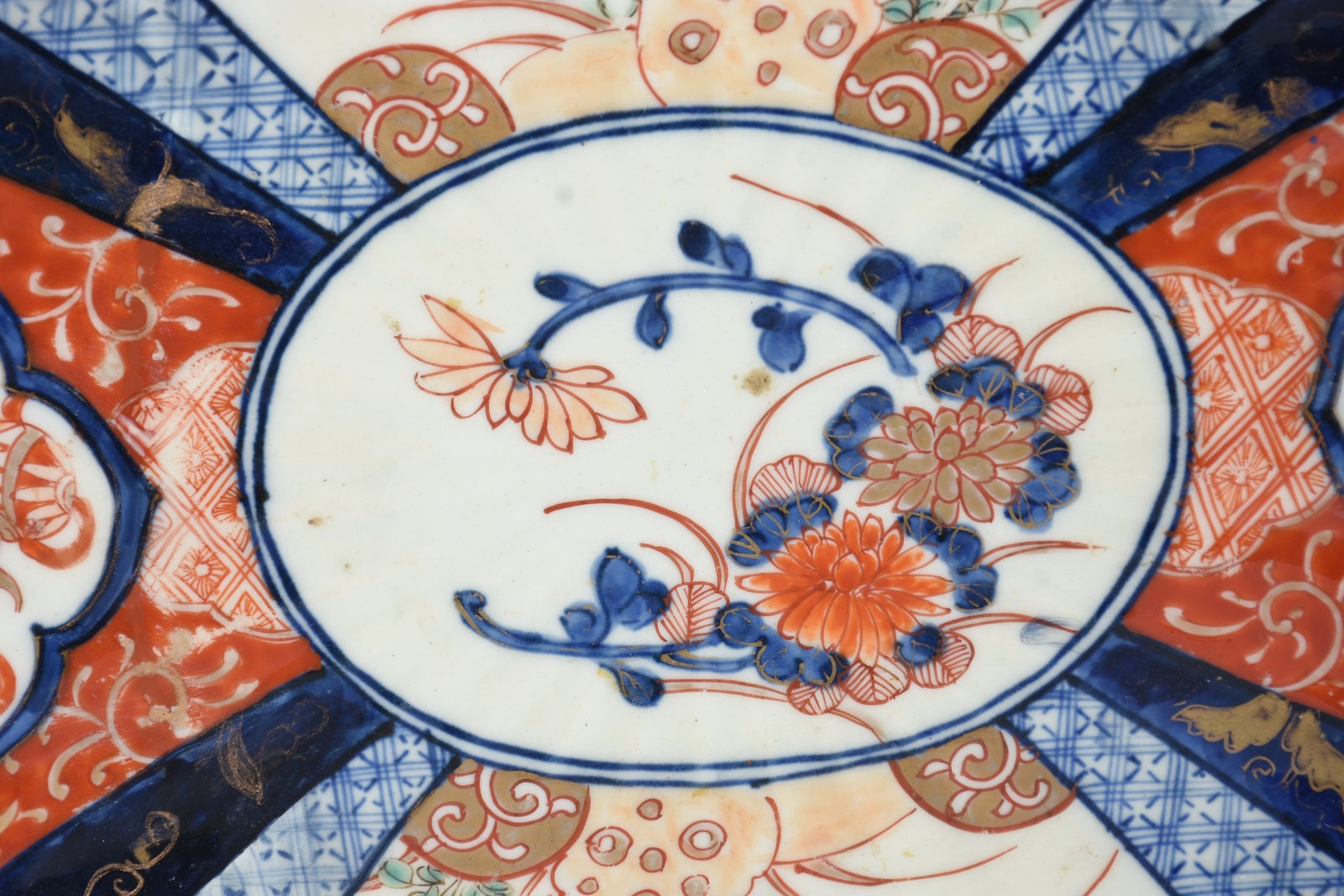 Duas peças de porcelana japonesa Imari, sendo uma travessa com... - foto 2 de 8
