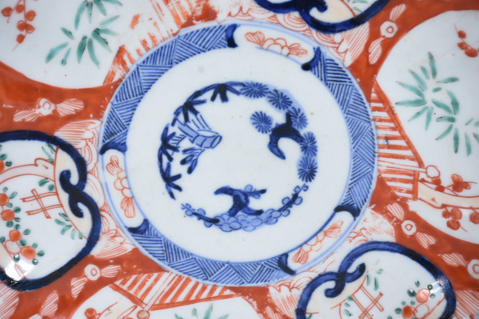 Duas peças de porcelana japonesa Imari, sendo uma travessa com... - foto 3 de 8