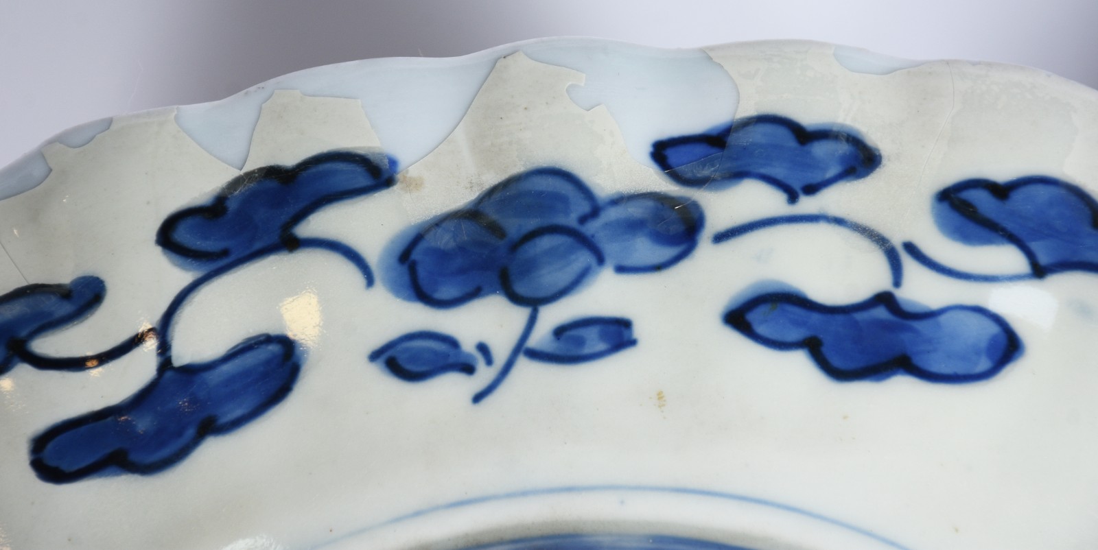 Duas peças de porcelana japonesa Imari, sendo uma travessa com... - foto 5 de 8