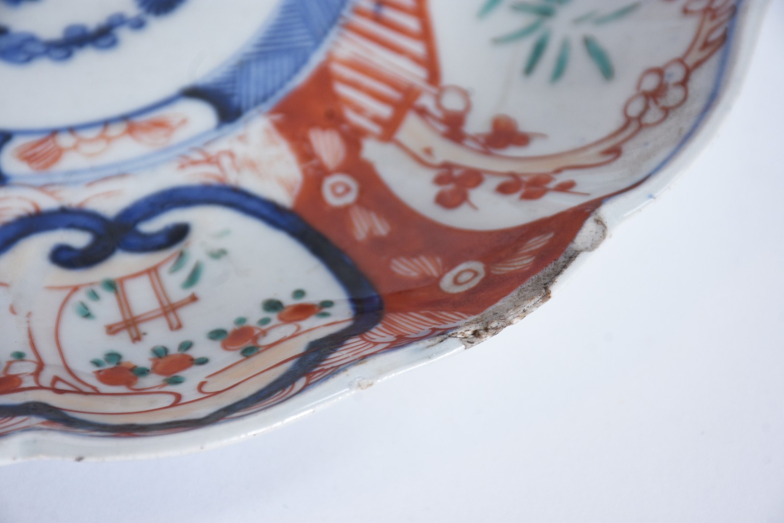 Duas peças de porcelana japonesa Imari, sendo uma travessa com... - foto 8 de 8