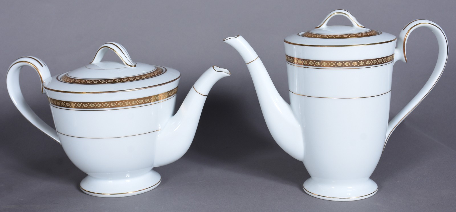 Aparelho de jantar, chá e café de porcelana Noritake na cor branca... - foto 3 de 8