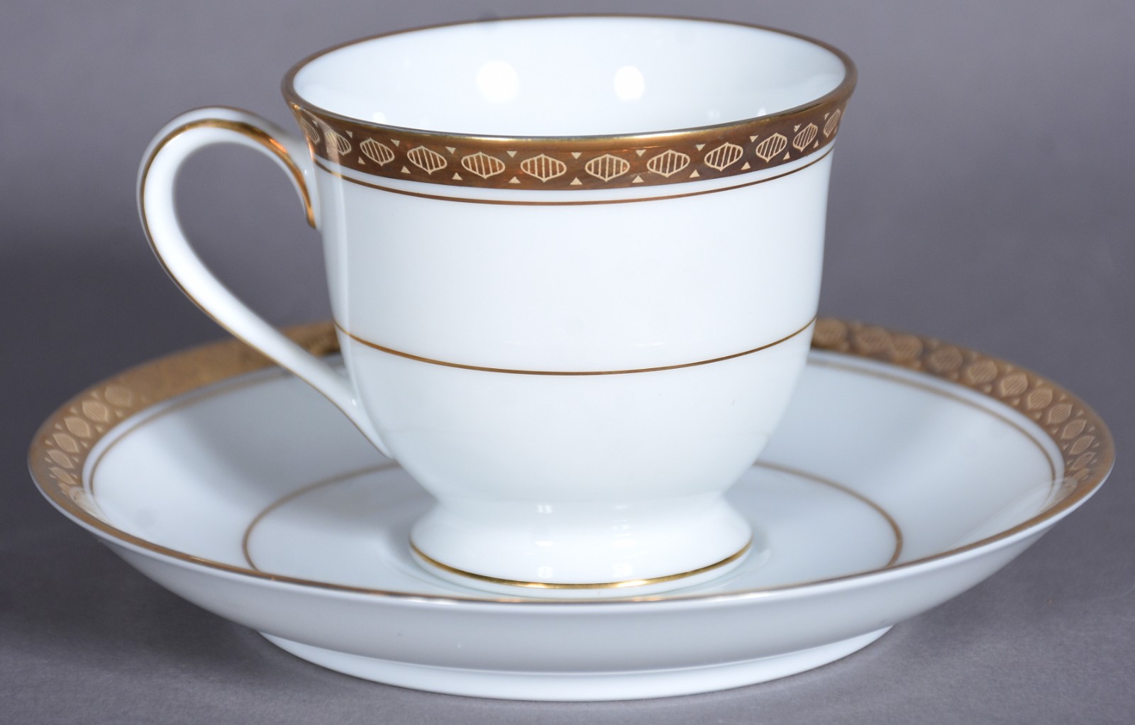 Aparelho de jantar, chá e café de porcelana Noritake na cor branca... - foto 4 de 8