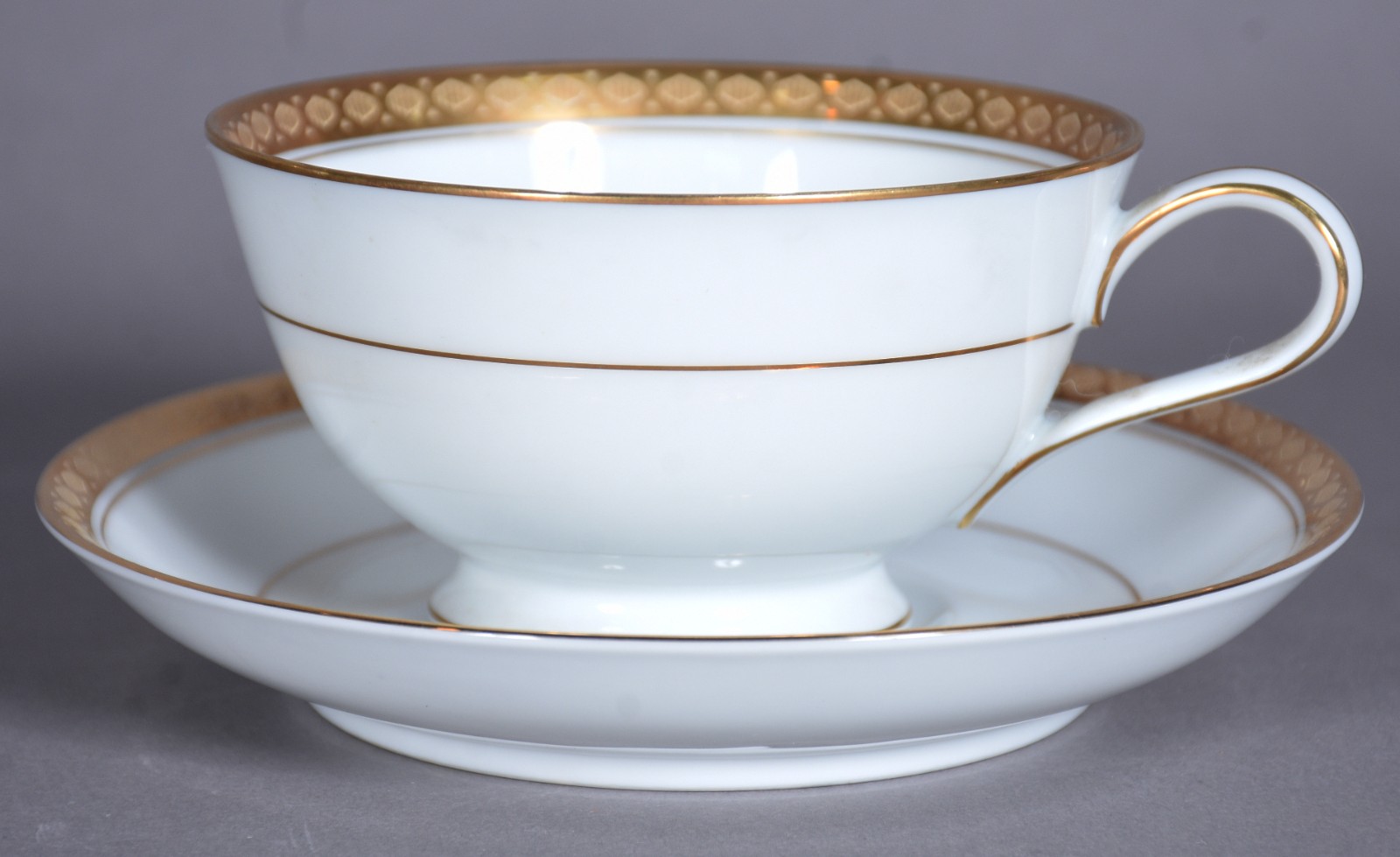 Aparelho de jantar, chá e café de porcelana Noritake na cor branca... - foto 5 de 8