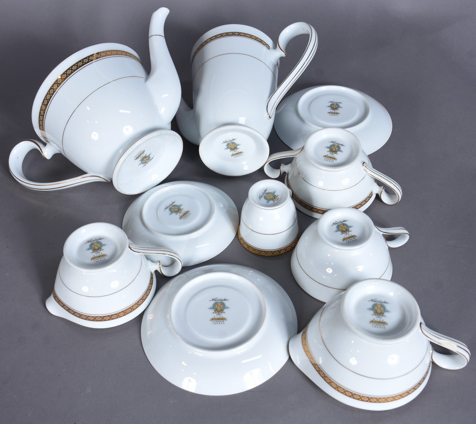 Aparelho de jantar, chá e café de porcelana Noritake na cor branca... - foto 6 de 8
