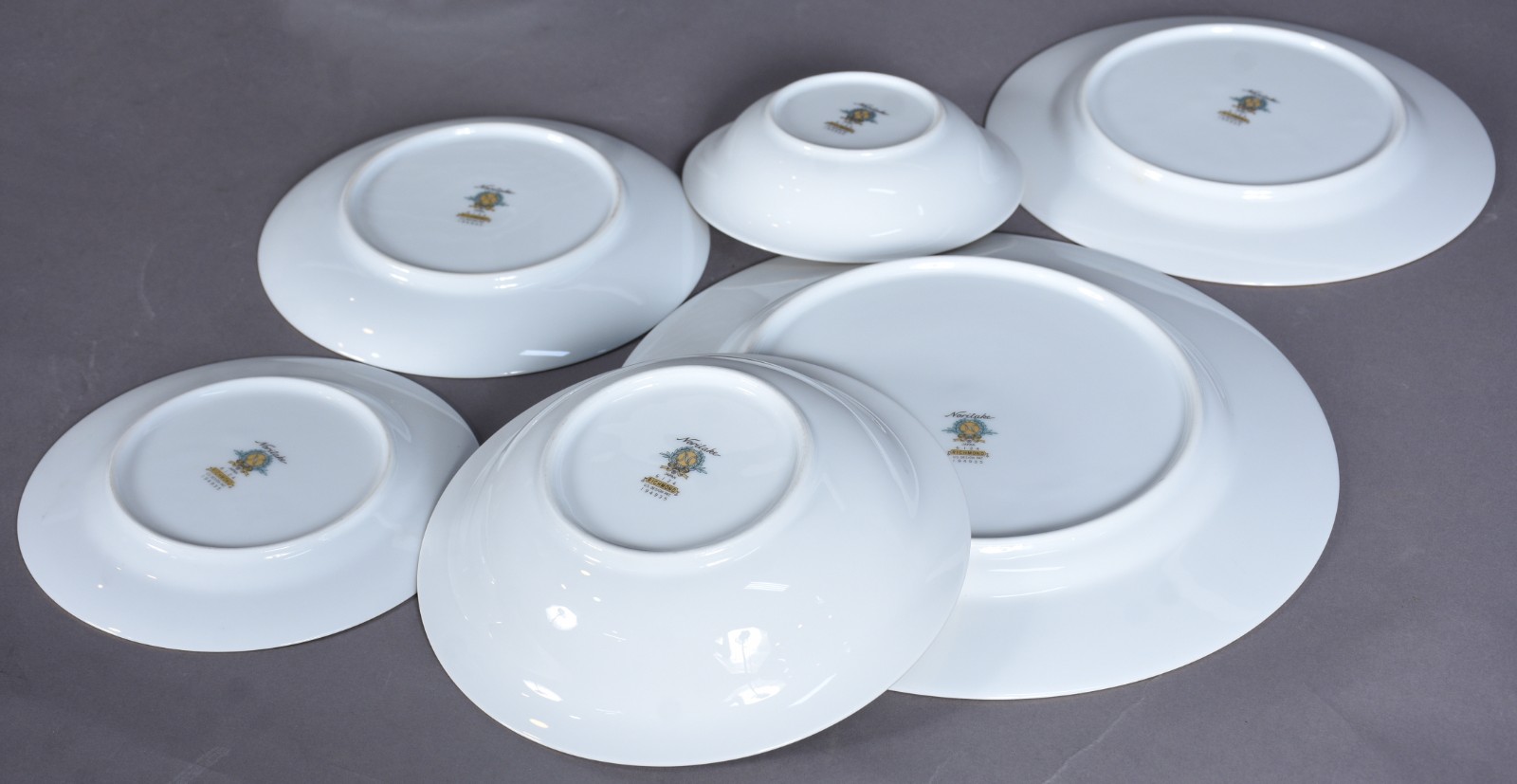 Aparelho de jantar, chá e café de porcelana Noritake na cor branca... - foto 7 de 8