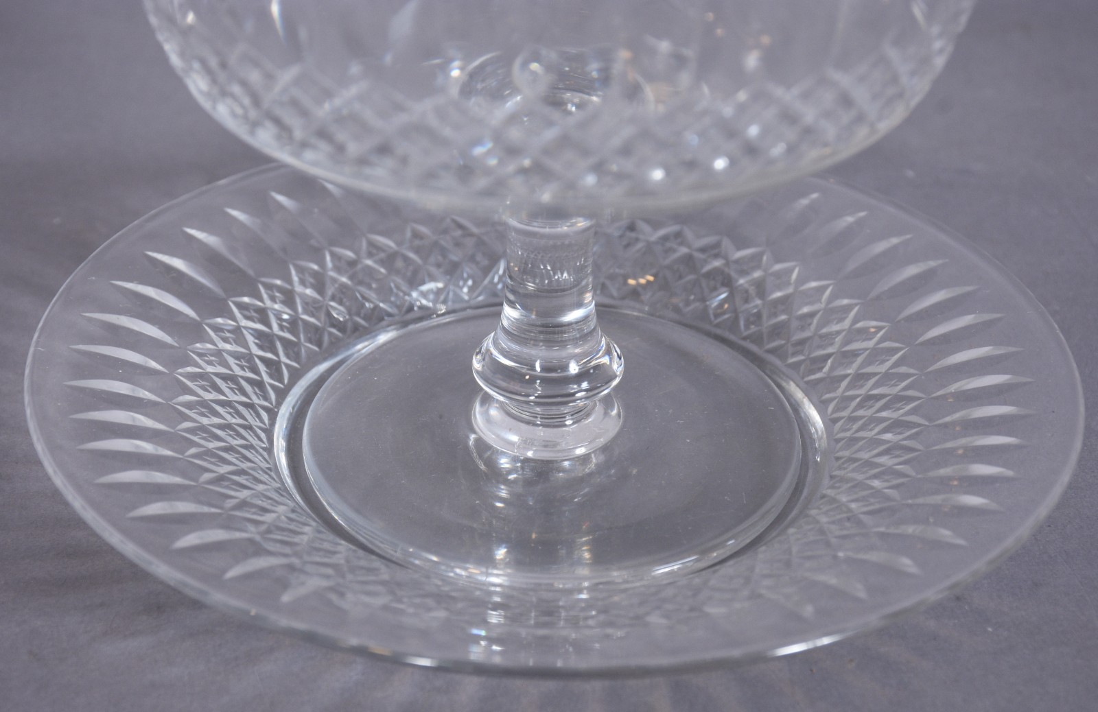 Compoteira de cristal europeu lapidado com presentoir, detalhes... - foto 3 de 6