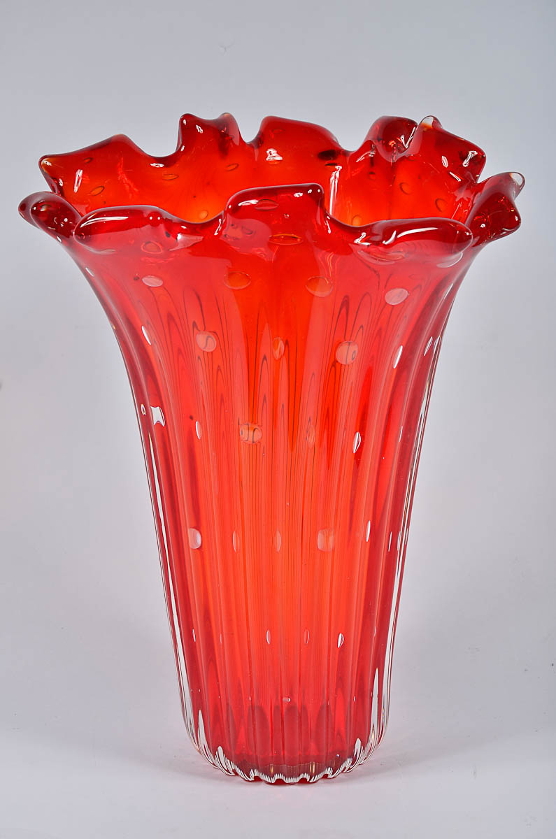 Vaso de murano na cor vermelha com frisos e bolhas. Alt. 37 cm...