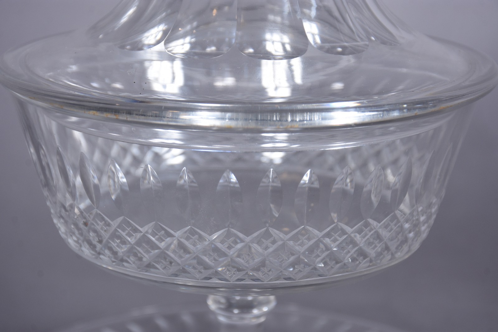 Compoteira de cristal europeu lapidado com presentoir, detalhes... - foto 4 de 6