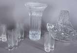 Diversas peças de cristal, sendo: cesta lapidad... - Diversas peças de cristal, sendo: cesta lapidada, vaso  com "grega" fosca na base e na borda; e, 11 copos para vodka (modelos diferentes).