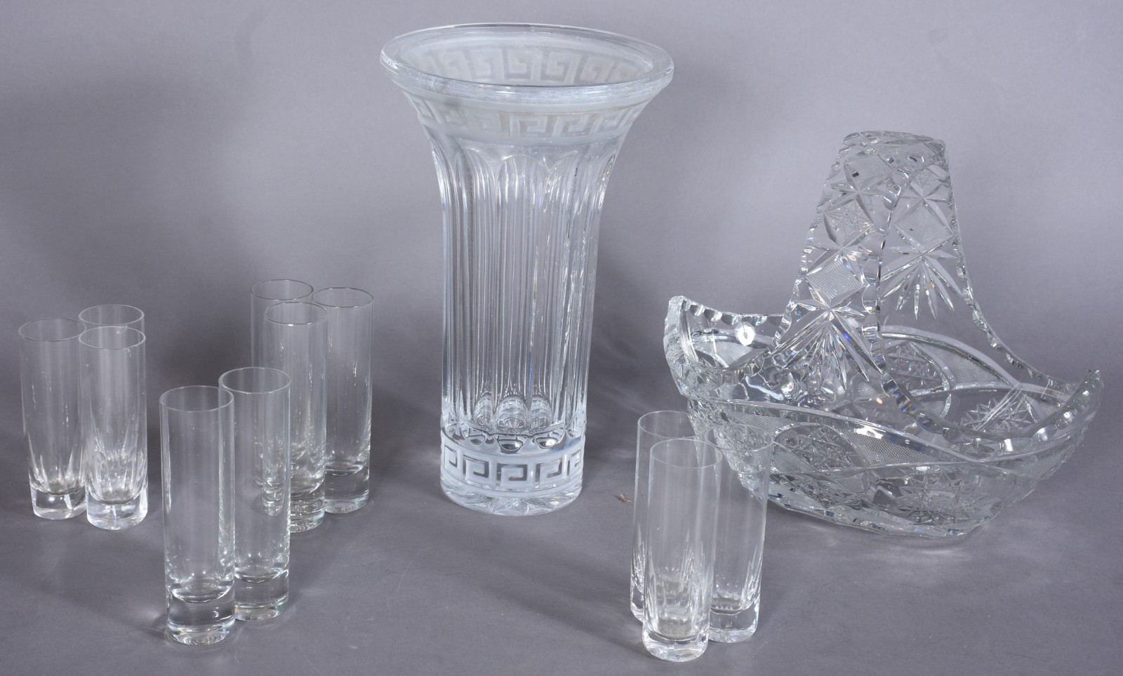 Diversas peças de cristal, sendo: cesta lapidada, vaso com "grega"... - foto 1 de 6