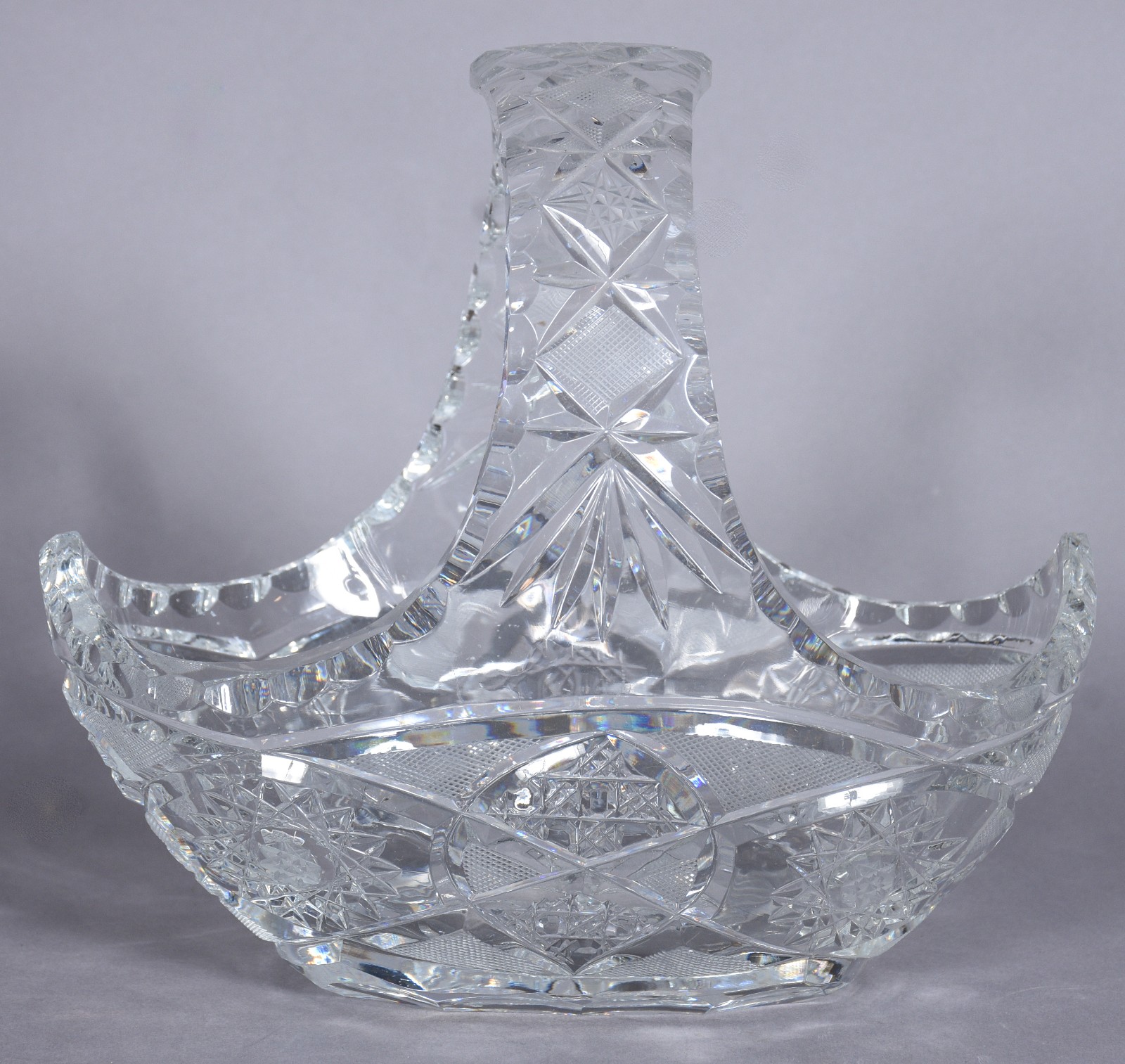 Diversas peças de cristal, sendo: cesta lapidada, vaso com "grega"... - foto 2 de 6