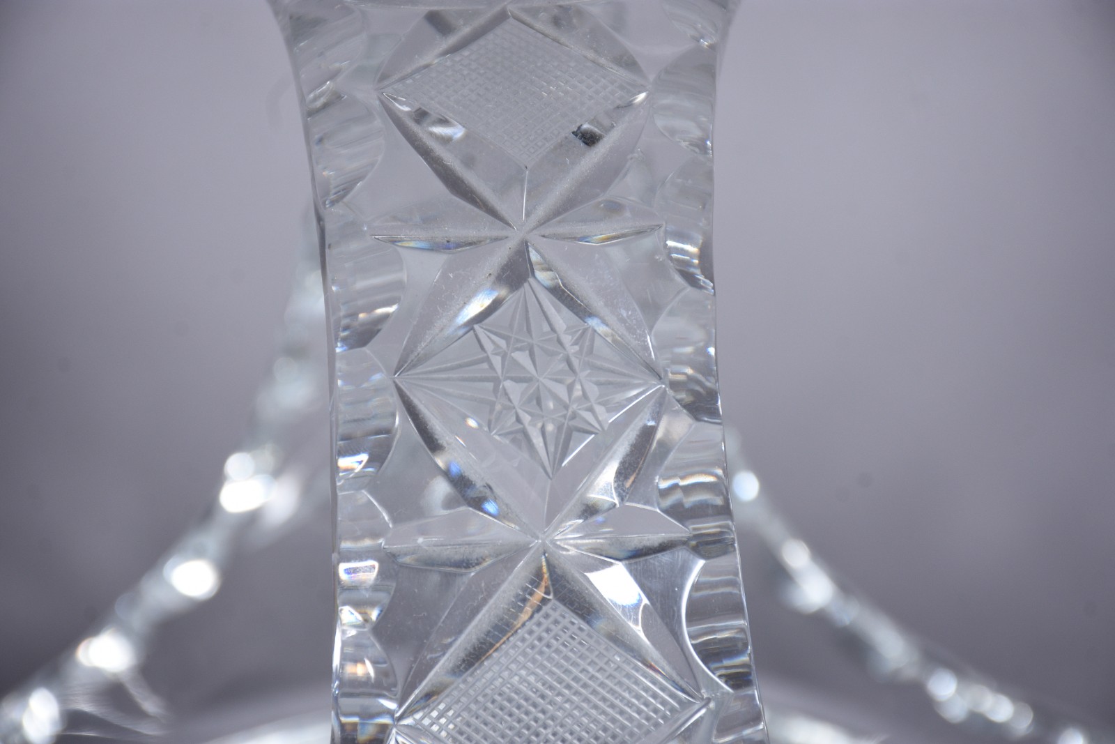 Diversas peças de cristal, sendo: cesta lapidada, vaso com "grega"... - foto 3 de 6