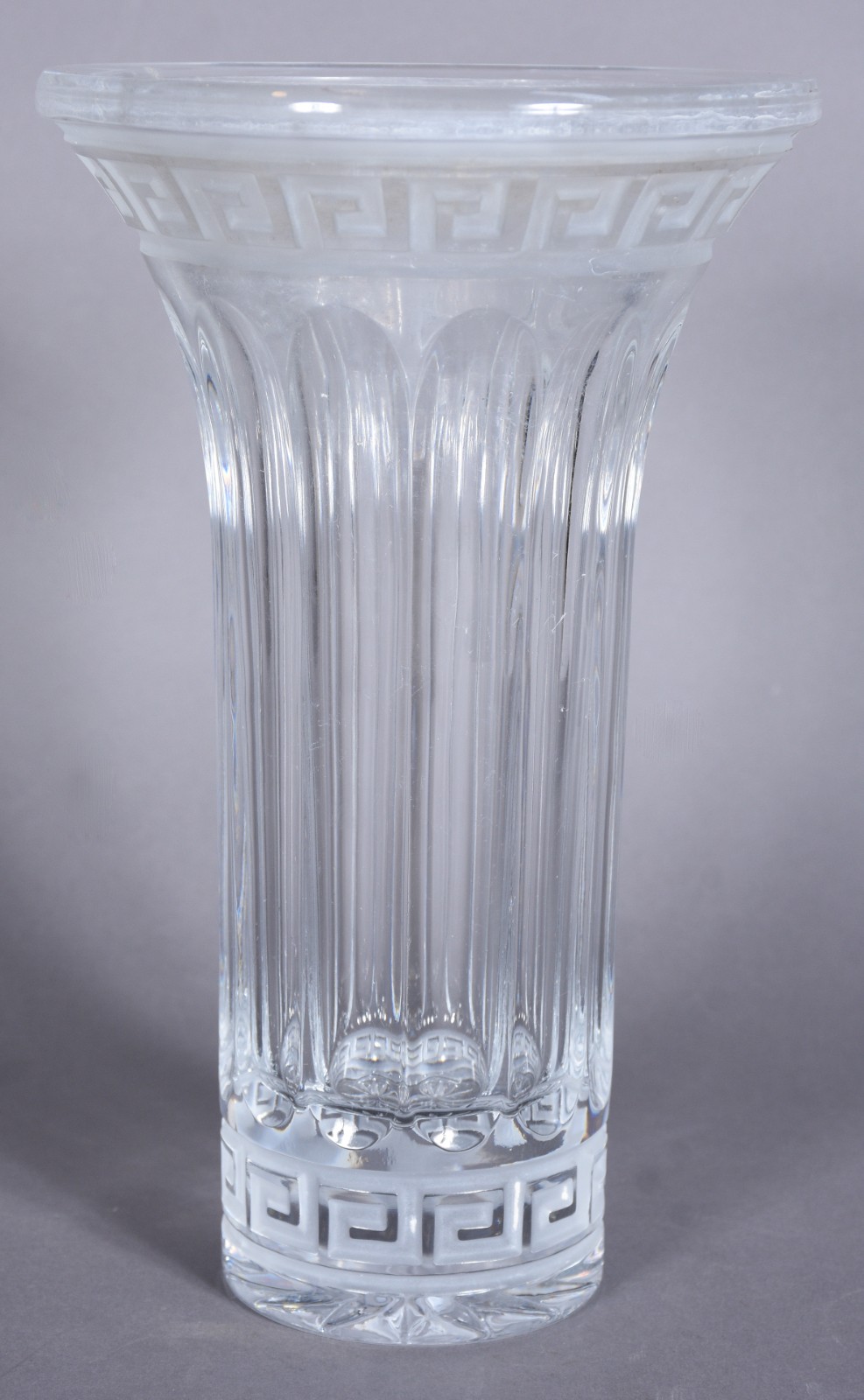 Diversas peças de cristal, sendo: cesta lapidada, vaso com "grega"... - foto 4 de 6