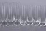Diversas peças de cristal, sendo: cesta lapidad... - Diversas peças de cristal, sendo: cesta lapidada, vaso  com "grega" fosca na base e na borda; e, 11 copos para vodka (modelos diferentes).