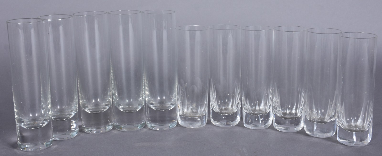 Diversas peças de cristal, sendo: cesta lapidada, vaso com "grega"... - foto 5 de 6
