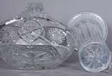 Diversas peças de cristal, sendo: cesta lapidad... - Diversas peças de cristal, sendo: cesta lapidada, vaso  com "grega" fosca na base e na borda; e, 11 copos para vodka (modelos diferentes).