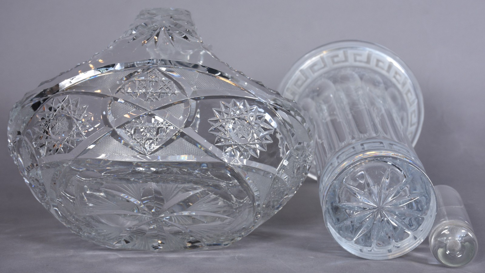 Diversas peças de cristal, sendo: cesta lapidada, vaso com "grega"... - foto 6 de 6
