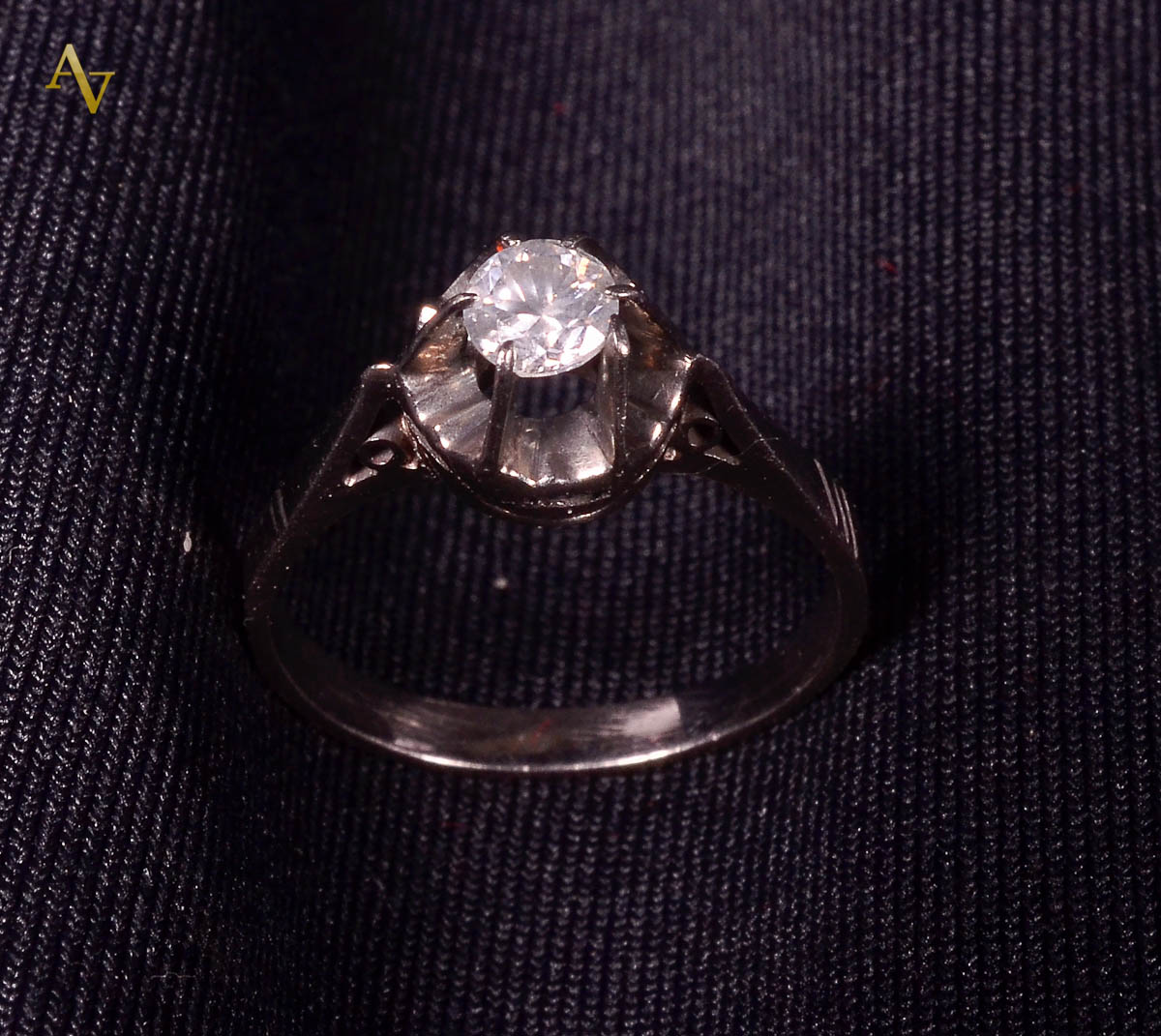Anel de platina com brilhante solitário.