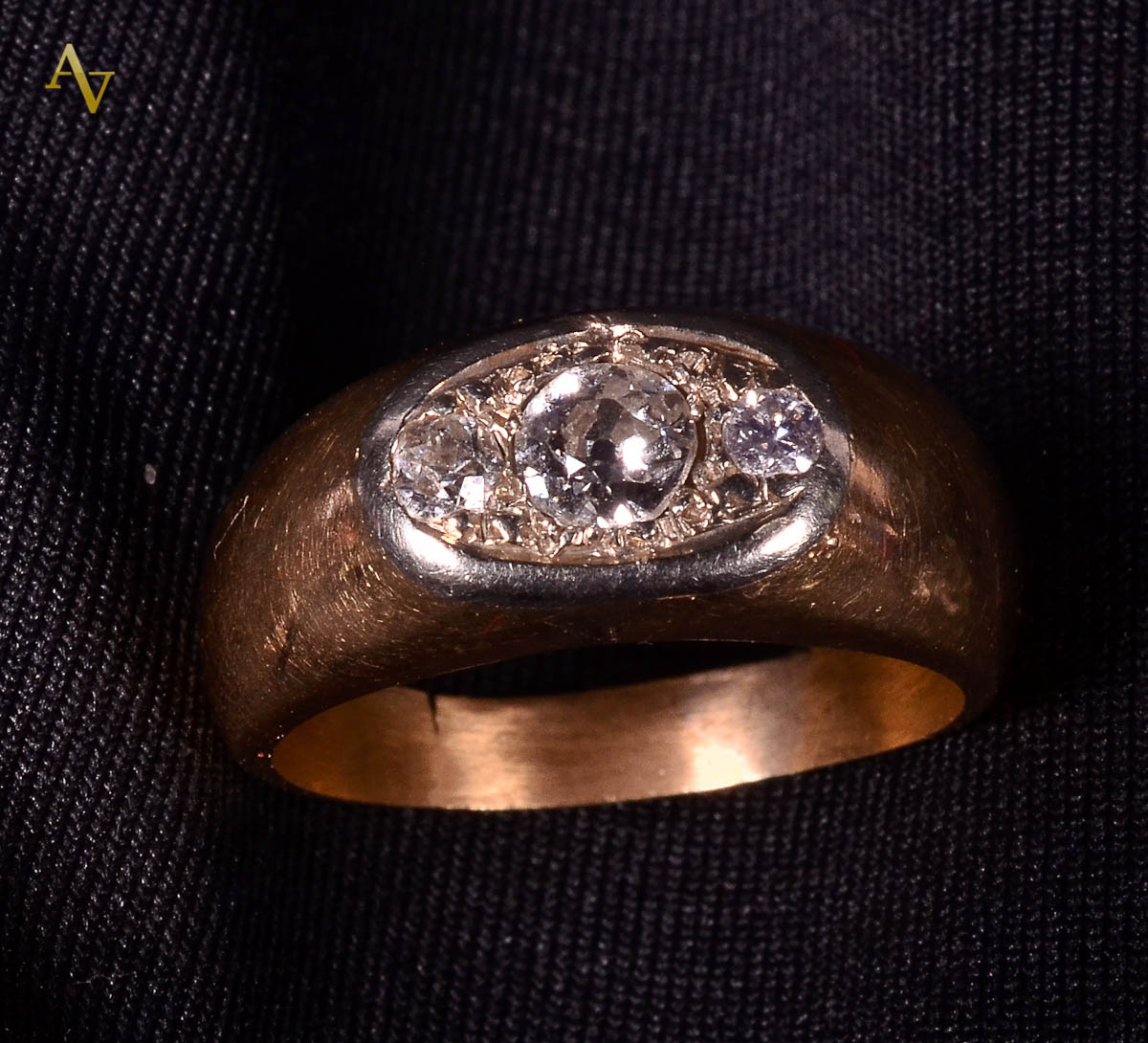 Anel de ouro 18 k com brilhantes. Peso. 8,2 gr.