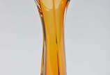 Vaso de murano nas cores vermelho e âmbar degra... - Vaso de murano nas cores vermelho e âmbar degradé. Alt. 57 cm.